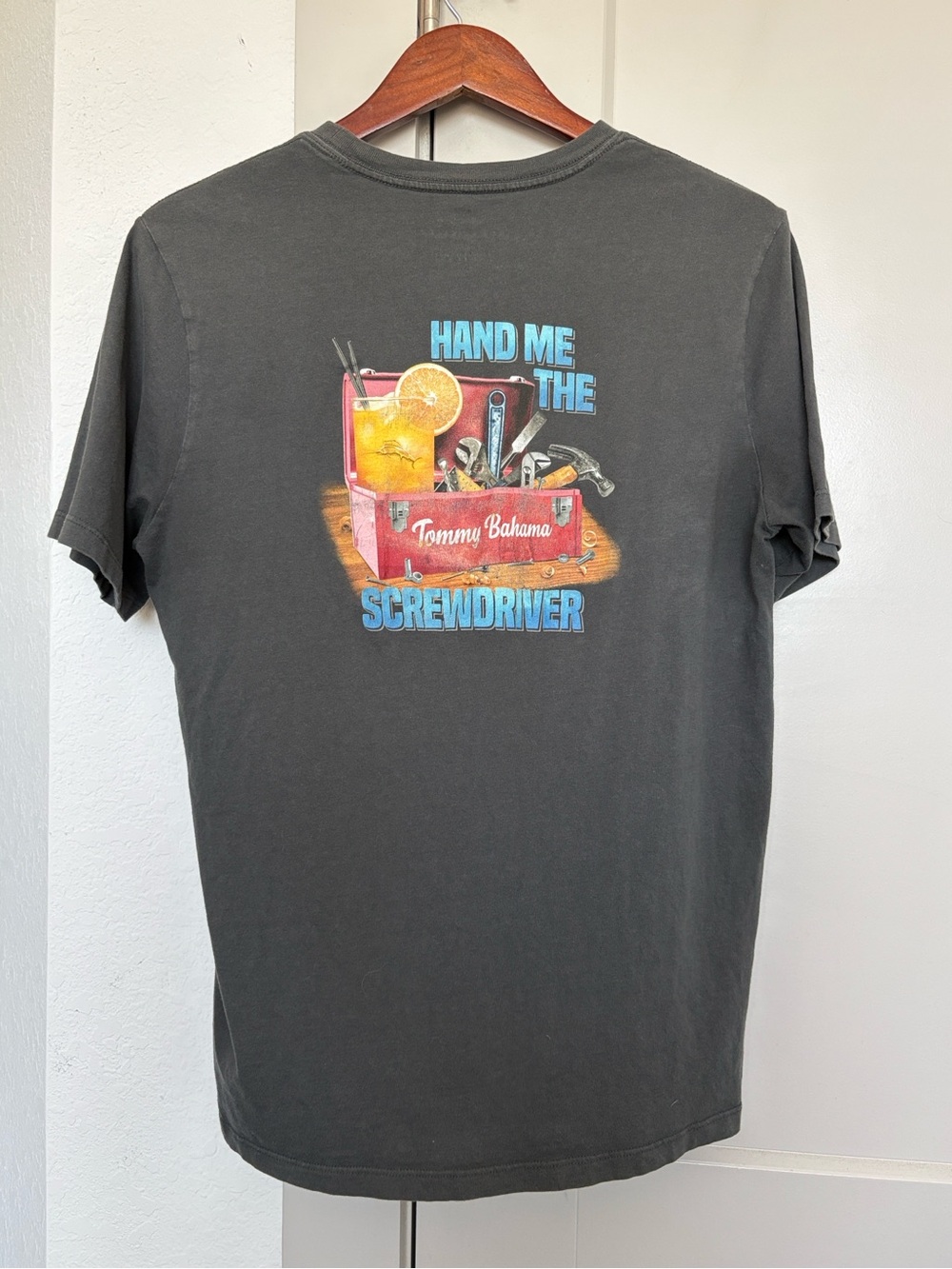 TOMMY BAHAMA HAND ME THE SCREWDRIVER T-SHIRT GREY MENS SMALL